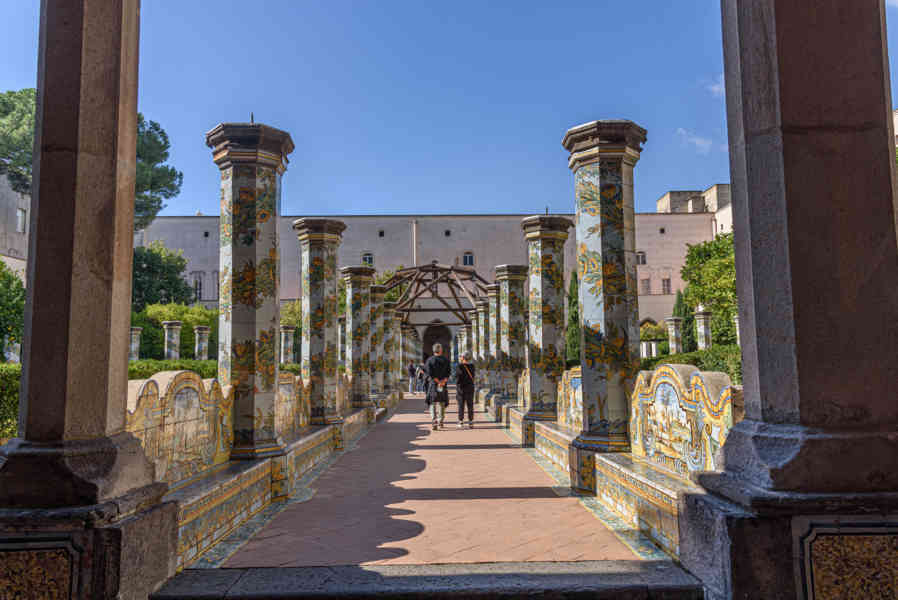 094 - Italia - Nápoles - basílica y convento de Santa Clara - convento - claustro.jpg